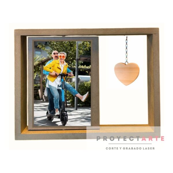 Portarretrato giratorio con corazón colgante