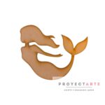 Sirena nadando de pecho