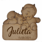 Bebé durmiendo con cartel