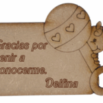 Cartelito con sonajero y bebé