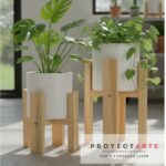 Dos soportes para macetas