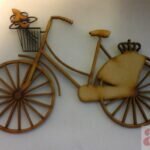 Bicicleta con corona y canasto