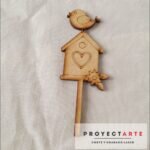 Pájaro sobre casita