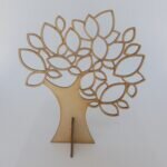 Árbol con hojas grandes caladas