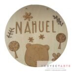 Cartel nombre, oso y arboles