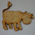 vaca inclinada para comer