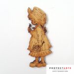 Sarah Kay con un ramo de flores.