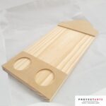 Tabla de picada con dos salseros chicos