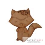 Mapache con flores en la cabeza