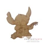 Stitch tocando la guitarra