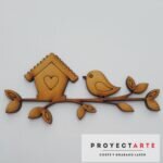 Pájaro y casa en rama