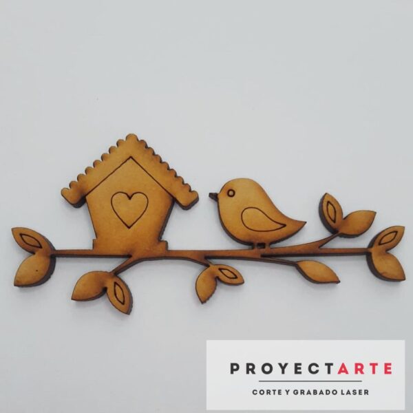 Pájaro y casa en rama