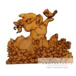 Ardilla con pajarito sentada en flores