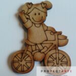 Muñeca en bicicleta