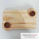 Tabla para picadas con dos cuencos para salsas