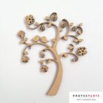 Árbol con pájaros y flores