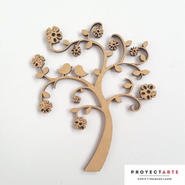 Árbol con pájaros y flores
