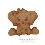 Elefante sentado con moña en la cabeza