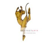 saltando con dos brazos arriba