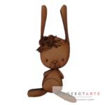 Conejo con flores en la cabeza