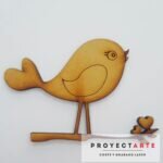 Pájaro cola corazón en rama