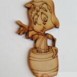 chavo en barril señalando