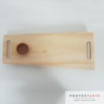 Tabla para picadas con cuenco para salsa