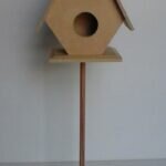 Casita de pájaro con pie