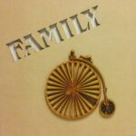 Cuadro family con bicicleta antigua