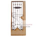 Puerta antigua con rejas