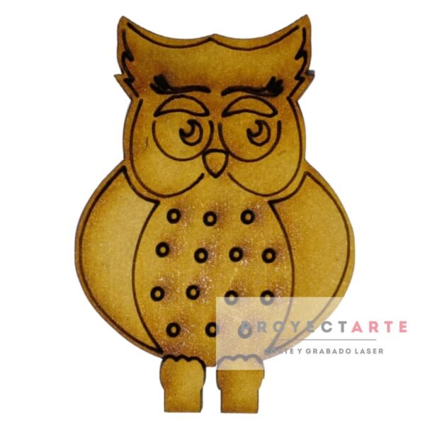 Búho con lunares y alitas cerradas