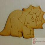 dinosaurio con aletas y colmillos