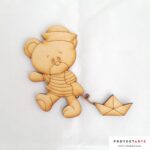 Oso marinero con barco de papel